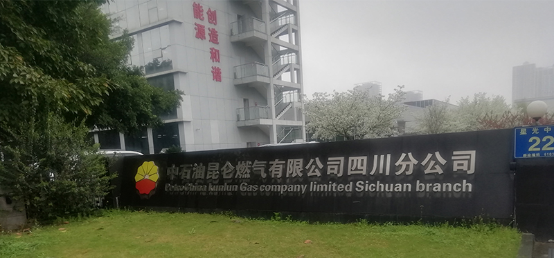 中石油燃?xì)馀嘤?xùn)基地安裝升降屏風(fēng)電腦桌，翻轉(zhuǎn)電腦桌
