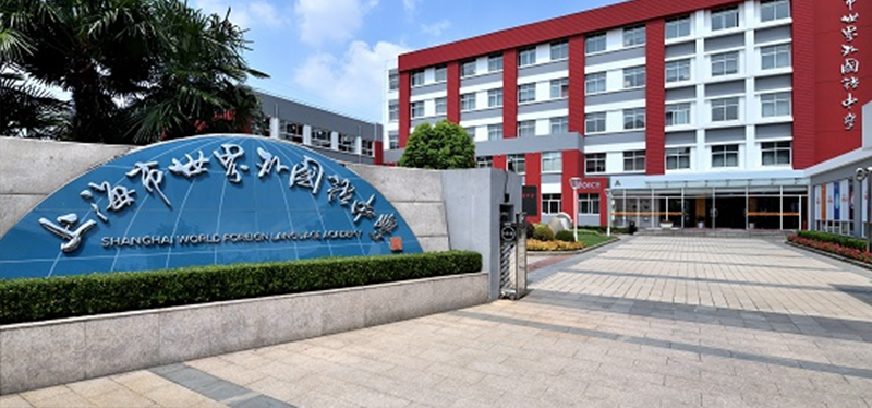 上海寶山區(qū)世界外國語學校使用亞克力板升降屏風桌-電教室電腦桌